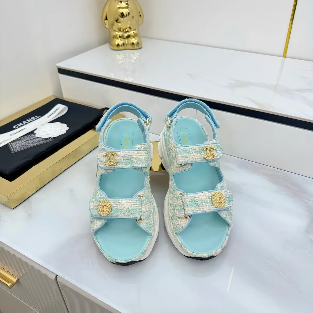 👟👟Ex-factory price 640👟👟 Top version... Chanel｜Chanel Xiaoxiang Velcro Beach Slippers Slippers Casual Beach Shoes 25ss Spring and Summer New Style! Beach shoes are a hit all over the internet! The latest model from the counter, I am still willing to buy it on my feet. It must be ranked among the most popular models. It is invincible in all seasons. Various bloggers and Internet celebrities can see the matching styles. Highly recommended. Pearlescent sheepskin upper, sheepskin lining, suede for feet. Original open-molded TPU outsole size: 35-40 (customized for 40 and 41). Full set of original packaging 👉 👉 👉